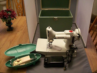 White 1964 Singer Featherweight Sewing Machine Model CAK8 8