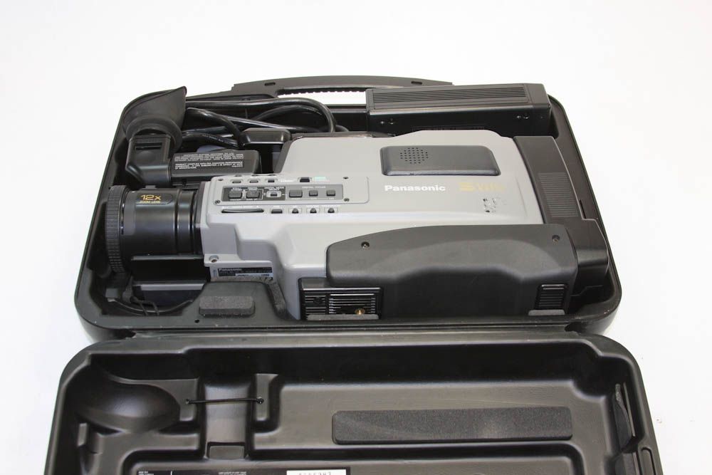 PANASONIC AG 456UP S VHS REPORTER Video Camera w/ Carrying Case