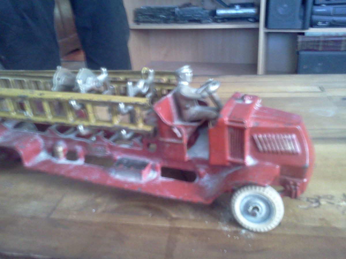 ANTIQUE 1929 ARCADE TOYS MACK TRUCK FIRE ENGINE LADDER TRUCK ALL 
