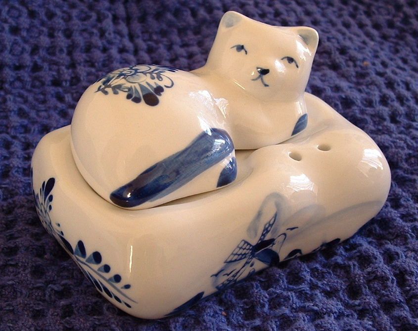New Handpainted Ceramic DELFT BLUE CAT Kitten on PILLOW Salt & Pepper