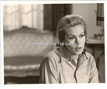 ELIZABETH MONTGOMERY HAND SIGNED RECEIPT DATED 1975 SIGNED IN FULL IN