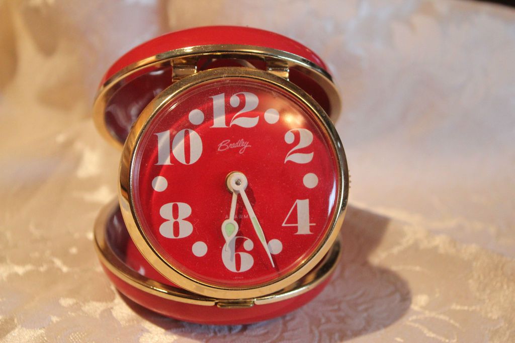 RED CLAM SHELL BRADLEY LARGE NUMBERS MECHANICAL TRAVEL ALARM CLOCK